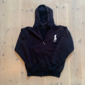 Vintage Ralph Lauren zip hoodie  - Skick 7/10 bara lite solblekt så det fått en riktigt najs lilla färg, hitta ingen storlek men skulle säga att den sitter som en boxy M!