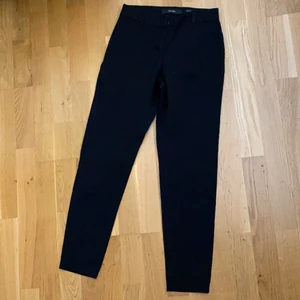 svarta kostymbyxor, XSS - svarta kostym byxor från vero moda i storlek XSS. Använd 1/2 gånger för 3/4 år sen. Helt svarta. Både dragkedja och knapp på framsidan. Fickor på både fram och baksidan men som inte går att öppna. Med andra ord ”fake fickor”.