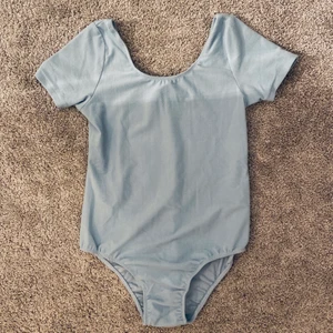 Blå Body - Den kommer ej till användning och behöver en ny ägare, i fint skick! Hör av dig för mer info🤍(frakt kan diskuteras) Stolek XS, ser liten ut men är stretchig samt är i ett skönt material!