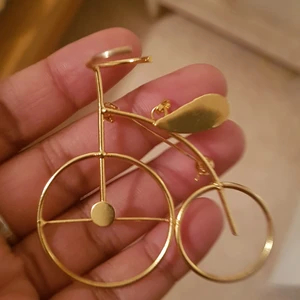 Härligt hänge cykel  - Fint guldfärgad hänge ( cykel)  kan ha som cykel eller brons.  Fint skick 70kr frakt 
