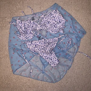 Supersöt bikini - Jättesöt bikini från Shein (sarong medkommer om man vill). OBS! Första bilden är bikinin jag säljer den andra bilden är för att visa lite bättre vilken modell den är i, jättefin modell som tyvärr inte passade mig😢🥰 Frakt tillkommer