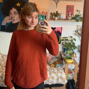 Stickad tröja - Orange stickad tröja, med slits. Något nopprig, därav priset (dock inget man tänker på) stor i storleken.