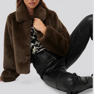 Faun fur - Superfin brun faux fur jacka från Erica Kvams kollektion med nakd. Slutsåld. Använd max 2 gånger. Köpt för 799kr. Säljer pågrund av att jag aldrig använder den. Hör av dig för fler bilder eller frågor❣️☺️