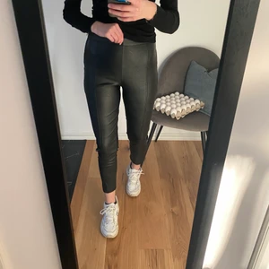 Skinbyxor - Snygga skinnbyxor från Gina i strl S! Säljer pga lite för korta för mig (jag är 174 cm). Väldigt bra skick på byxorna 🌟