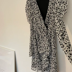 Klänning från Zara - Omlottklänning från Zara 