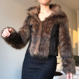 Pälsjacka - Superfin pälsjacka, 00-tal style😍 en knapp har lossnat men det går ändå att stänga den utan att det syns/märks ❤️