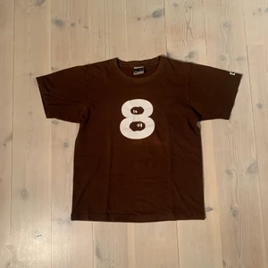 Vintage Bape T-shirt - T-shirt från märket a bathing ape även kallad Bape från tidigt 2000tal!, skick väldigt bra med tanke på åldern bara lite cracking i trycket!, storlek M sitter boxy skulle jag säga!