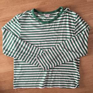 En grön randig tröja från Monki i storlek M. Säljer pga att den inte kommer till användning. Kontakta gärna om frågor finns eller om du vill se fler bilder på den 💚
