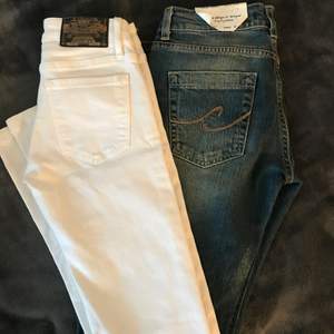 Säljer mina två par Crocker Jeans eftersom att de ej kommer till användning. För fler bilder eller info om längd och storlek på byxorna skriv gärna privat.💓💓