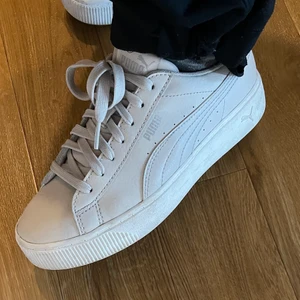 Beiga puma sneakers  - Beiga puma sneakers (som nya) dock inga sulor i.                   Storlek 39, pris 150+ frakt📦 