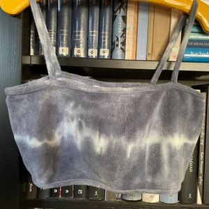 Topp från Weekday! - Jättefin topp men var tyvärr för liten för mig. Så helt oanvänd!! Coolt handduksmaterial och fint mönster som går runt hela toppen.  