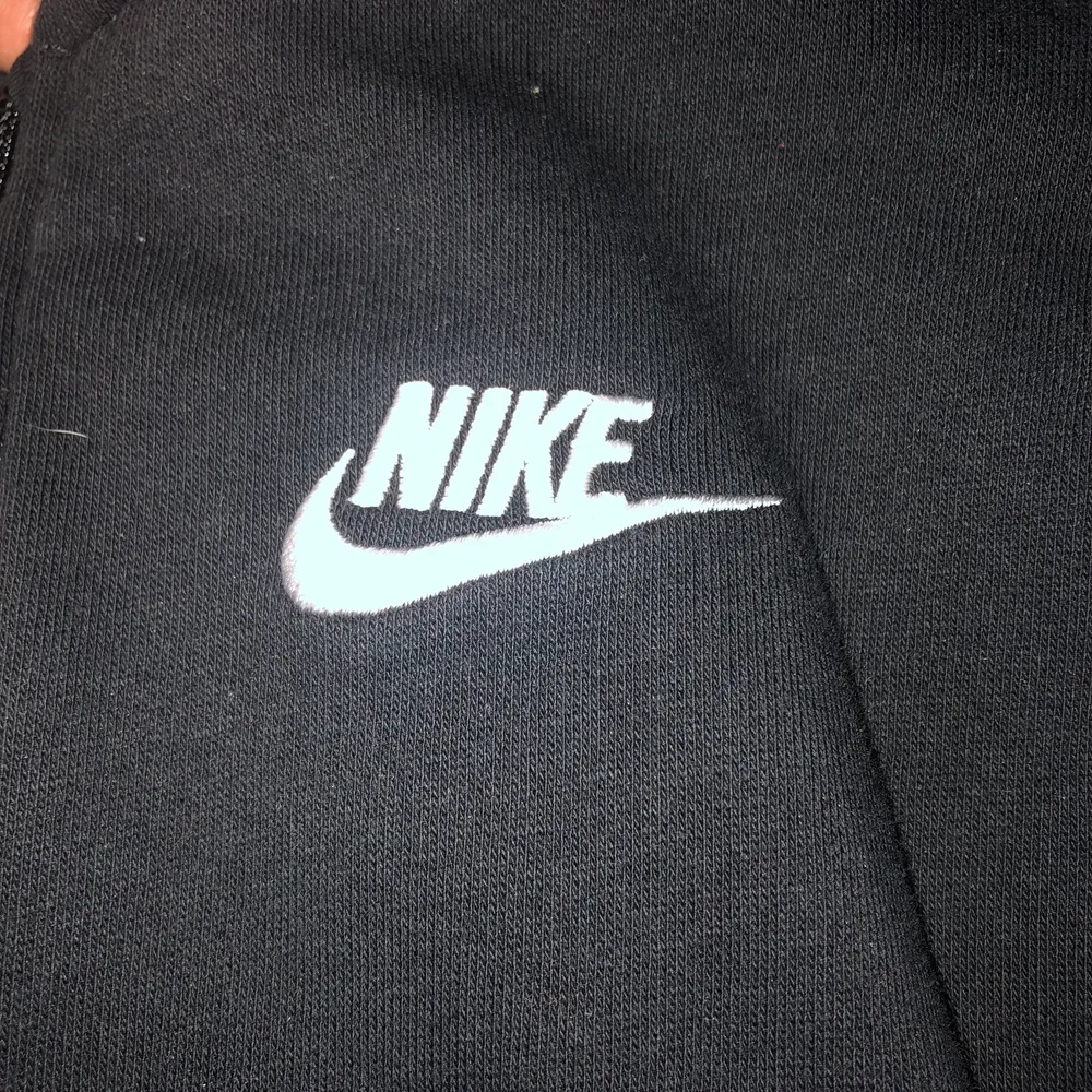 Fin Nike tröja i st 158-170 passar som xs det också säljer för den kommer nt till användning längre men i fint skick 💕köpare betalar frackt💕. Hoodies.