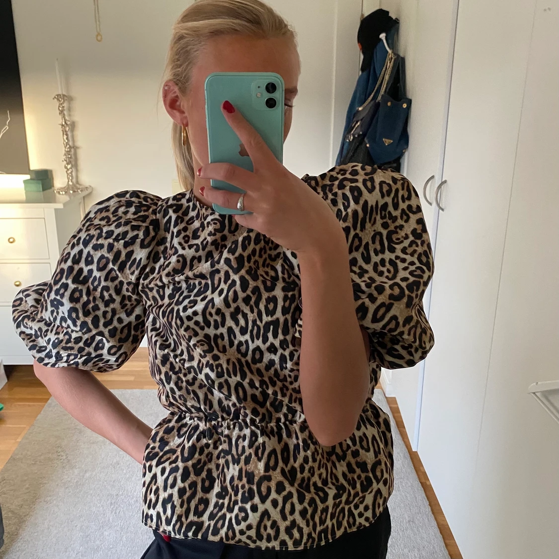 Leopardmönstrad blus med puffärm