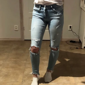 Zara jeans - Säljer mina supersnygga Zara jeans med slits då dem blivit för små. Storlek 34, finns dock ett litet hål ovanför högra bakfickan💗