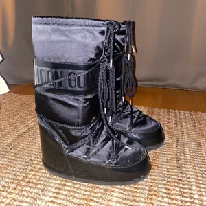 Moonboots - Helsvarta moonboots, jättefint skick. Strl 39-41