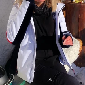 Skidjacka - Säljer denna vit/röd/blå skidjacka från CMP. I nyskick!