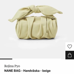 REJINA PYO nane bag beige - Jättefin och söt väska! Har endast använt den ett fåtal gånger och därför säljer jag den. Bra storlek, liten men rymmer mycket och jättefin färg✨ slutsåld online. 5395kr nypris. hör av dig om du undrar något💋