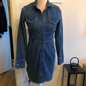 Free People demin klänning  - Helt oanvänd denim klänning strl:34. 