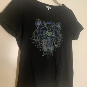 kenzo t-shirt - säljer min kenzo t-shirt i bra skick !! nypris är runt 900 och säljer för 250kr 💕💕 vid snabb affär kan jag tänka mig att gå ner lite i pris då jah vill bli av med den💕