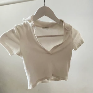 vit topp - supersnygg tröja från monki! Använd 1-2 ggr, 60+frakt