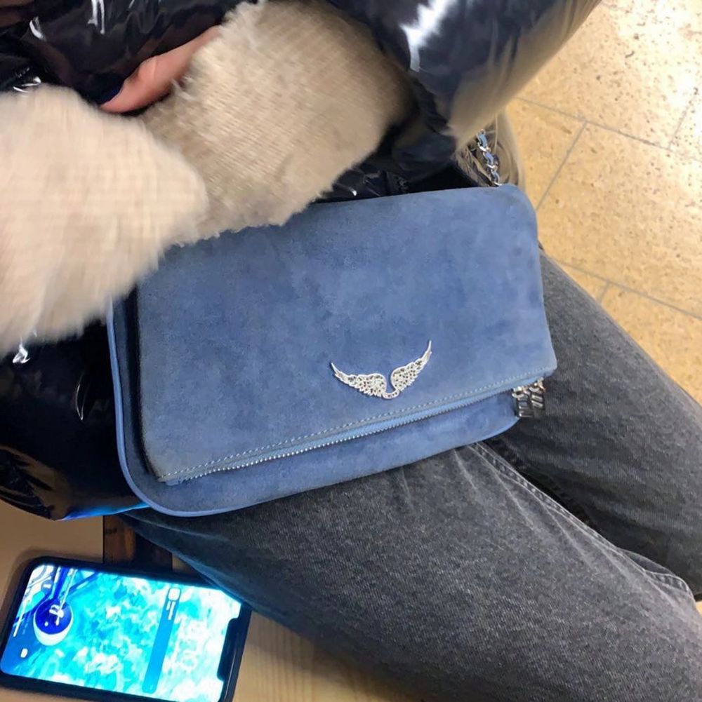 Säljer en Zadig väska i en jättefin blå färg. Den är nyss köpt på plick och i toppenskick, några småfläcka här o var då den är i mocka. Båda kedjorna och dustbag följer med!! Kontakta för fler bilder BUD PÅ 1500KR. Väskor.