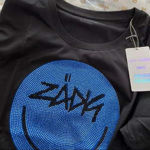 zadig t-shirt⚡️🎸 - SÄLJER NU MIN FINA ZADIG T-SHIRT!💗(lånade bilder)HELT fläckfri, ALDRIG använd och väldigt gott skick! Budgivningen börjar på 300 kr! T-shirten är köpt av en tjej som påstod att den var äkta, zipbag medföljer! BUDA PÅ💗🎸