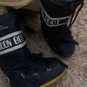 Moonboots st 38  - Säljer tyvärr mina snygga och varma moonboots, älskar verkligen dom men har köpt ett par andra vinter skor, dom är i storlek 38 men skulle säga att dom passar 36-38, sparsamt andvända en vinter. ny pris 1495kr. Budaaa
