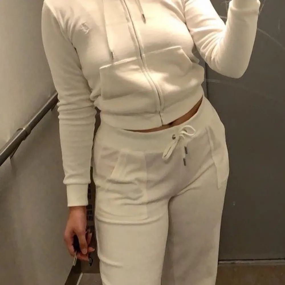 Jättefint vitt juicyset i materialet cotton rich, inga fläckar eller nånting! Storleken i tröjan är Xs,och byxorna är storlek L, därför är de luftiga och sköna men sitter åt i midjan eftersom de har snörning. Skickar gärna fler bilder vid behov:) Nypris: 2300, säljer för 1800. Muu.