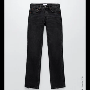 Zara jeans  - Säljer ett par jeans ifrån zara som är samma model som de på bilden men lite svartare, annars samma passform. Funkar i 32-34 (XS)❤️ finns inte i butik längre eftersom jag köpte de för ungefär 1 år sen.                                                         BUDET LIGGER PÅ 100kr