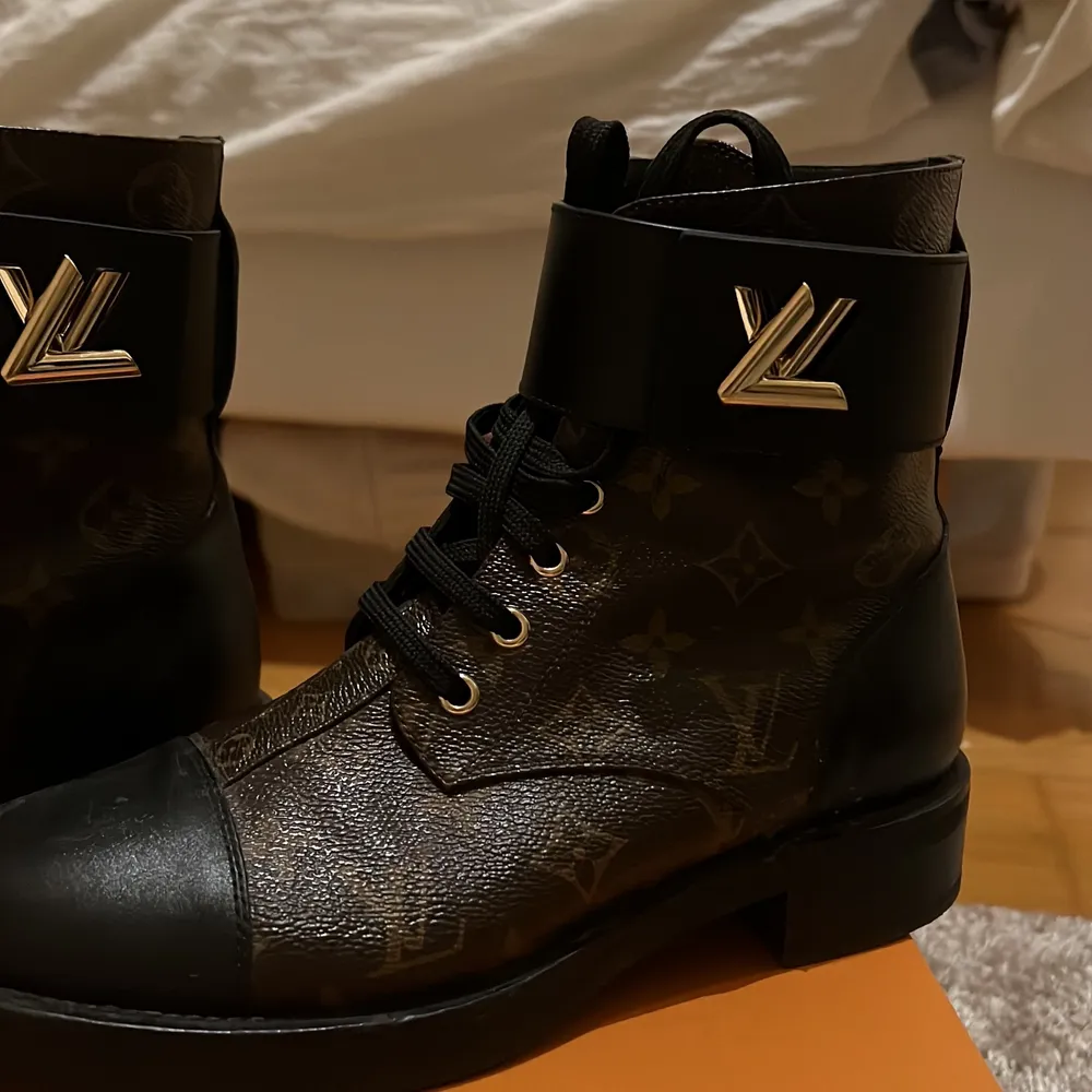 Svin snygga boots från Louis Vuitton med avtagbart band runtom, fick dom i present för 1,5 år sedan men använder dom aldrig därav säljer jag dom. Beställdes från hemsidan och hämtade ut dom här på Louis Vuitton i Sthlm😊 . Skor.