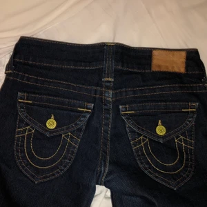 true religion jeans  - assnygga true religion jeans! kan tyvärr inte skicka fler bilder på då dem är för små 😭 men ifall du behöver mått eller så är det bara att skriva. sitter som xs ungefär (storlek 26). Kan mötas i göteborg ! annars ligger frakten på 62kr
