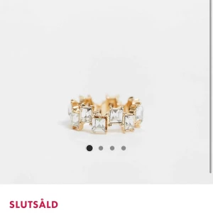 Ringar  - Riktigt fina ringar i silver och guld aldrig använda och ger outfiten ett riktigt lyft perfekt julklapp också i stl m-19 mm och l-20mm