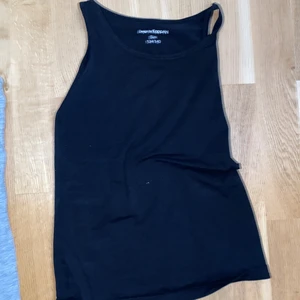 ett svart linne, storlek 134/140 - Ett vanligt svart linne i storlek 134/140. Använd 1 gång för ett långt tag sen. 