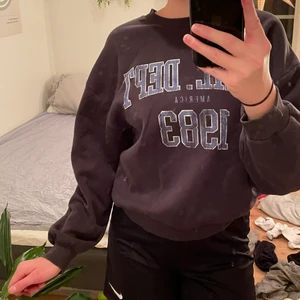 Sweatshirt - Bästa sweatshirten från Gina!!💕💕 riktigt snygg och skön! Säljs inte längre på Gina så svår att få tag på! 🤩 Bra skick ⚡️