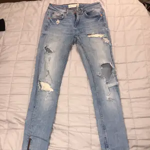 Slitna jeans storlek 34, pris 120kr. Paketpris valfri 2st byxor/jeans för 200kr