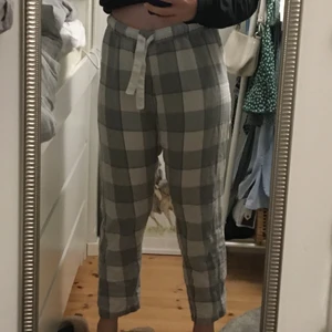 Rutiga pyjamasbyxor  - Ett par pyjamas byxor i vit och grå, säljer då de är snäppet små för mig, säljer för 100kr+frakt( pris kan möjligtvis diskuteras)💓