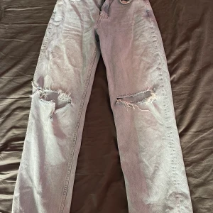 Gina tricot jeans - Populära jeans från Gina tricot, använda fåtal gånger. Storlek 38. Bra längd på mig som är 175. Nypris 499kr.