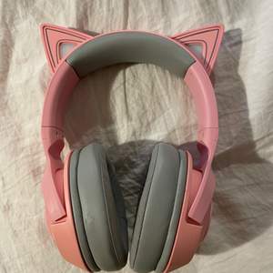 (OBS BILD 2 ÄR FRÅN GOOGLE) Säljer ett par Razer Kitty bluetooth hörlurar, mycket sparsamt använda. Dessa hörlurar har även RGB. Laddare medföljes men inte kartong. Swish eller Safepay