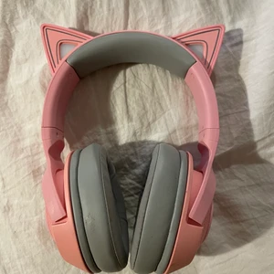 RAZER KITTY BT (bluetooth) Hörlurar - (OBS BILD 2 ÄR FRÅN GOOGLE) Säljer ett par Razer Kitty bluetooth hörlurar, mycket sparsamt använda. Dessa hörlurar har även RGB. Laddare medföljes men inte kartong. Swish eller Safepay