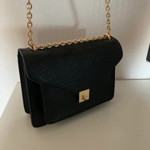 Svart Väska  - Jätte snygg svart handväska ifrån Ullared, knappt använd! 80kr +frakt