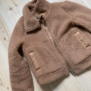 Teddyjacka - Mysig teddyjacka i princip oanvänt skick från H&M. Fickor på utsidan och spänne upptill för en roligare look! 🥰 