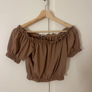 Topp  - En brun topp som bara ligger i garderoben har knappt kommit till användning. Kan fraktas men köparen står för frakt. Passar en xs och en small