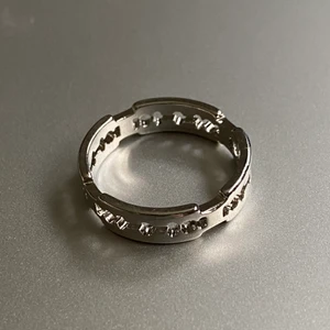 Grunge rakblad ring - En ring i motivet av ett rakblad. Säljes då den var för stor för mig. Rostfri. Bredden är 5 mm och diameter 20 mm. Köp nu!