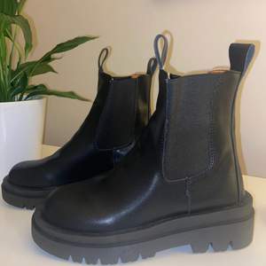 Svarta boots i läderimitation, aldrig använda. Det är storlek 39 men de är mer som en  38. Köparen står för frakten. 