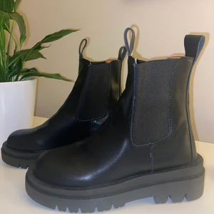 Svarta boots - Svarta boots i läderimitation, aldrig använda. Det är storlek 39 men de är mer som en  38. Köparen står för frakten. 
