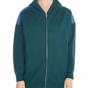 Sandro Paris jacka/Hoodie med jeanstyg  - Säljer nu min sandro jacka som är i extremt fint skick, använd 2 gånger. Köptes förra året i butiken i Stockholm för 4000kr