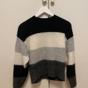 Stickad tröja - Säljer min fina stickade tröja från H&M, då den tyvärr inte kommer till användning. Skriv för fler bilder 💓