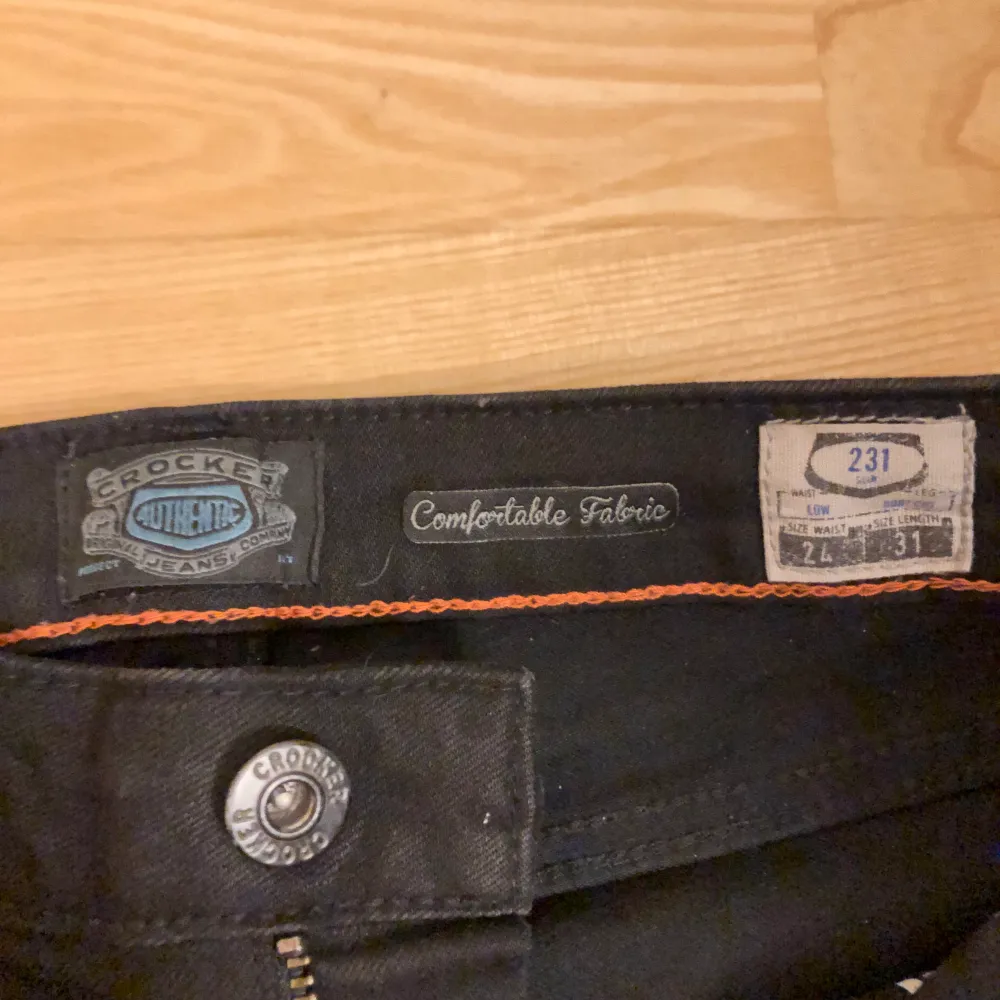 najs svarta bootcut jeans från crocker med låg midja. säljer pga att de e för små för mig som man ser på första bilden (‘: (obs de e inte smutsiga de e min spegel). Jeans & Byxor.