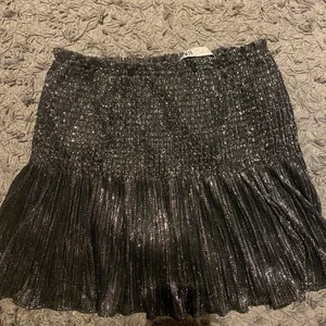 Zara kjol  - Glittrig populär zara kjol. Aldrig använd. 😍