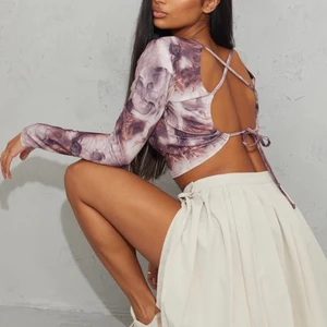 Topp med öppen rygg - Långärmad topp med öppen rygg, mönstrad aldrig använd nypris 210kr